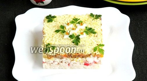 Салат из крабовых палочек с яйцами, рисом и грибами