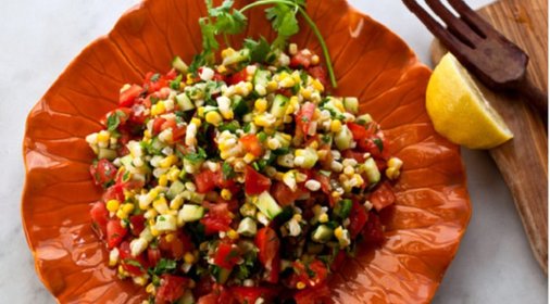 Салат из помидоров, огурцов и кукурузы