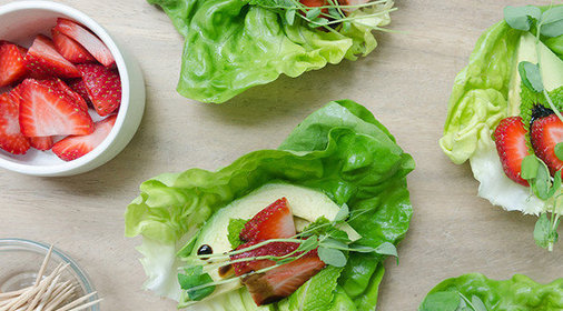 Сэндвич-врап с салатом латук, клубникой и авокадо