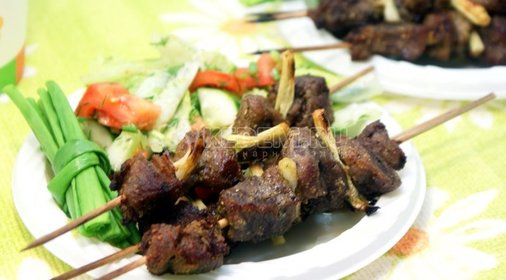 Шашлычки с салатом