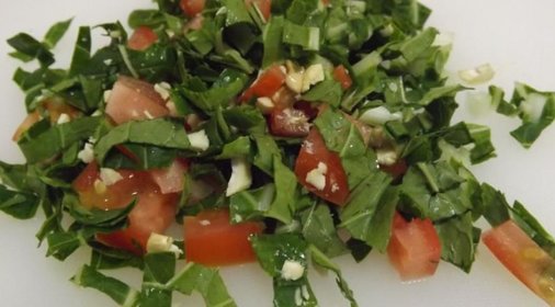 Чечевичный салат с помидорами и орехами кешью