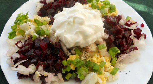 Салат с яйцом и свеклой