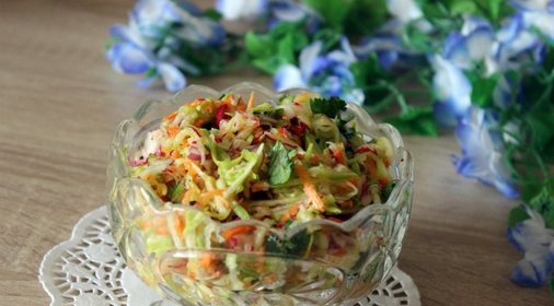 Салат из молодого кабачка с редисом, морковью и кинзой