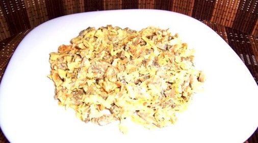 Салат с печенью и фасолью