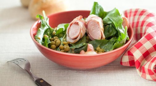 Салат из щавеля с горошком и сосисками, обжаренными в беконе