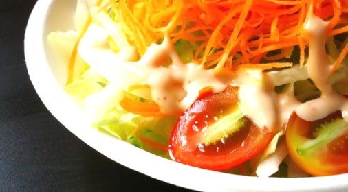 Салат из белой рыбы с луком-пореем и морковным соусом