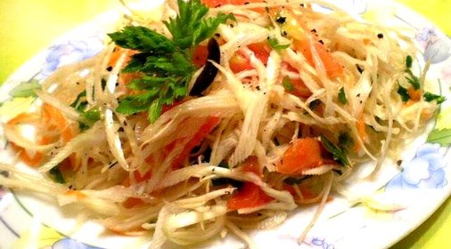 Салат капустный с помидорами и оливками
