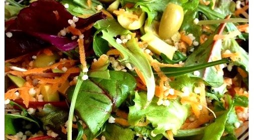 Теплый салат с рукколой и оливками