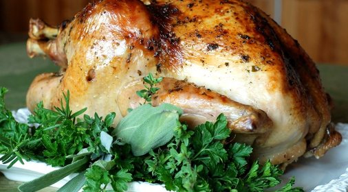 Ароматная индейка, запеченная с яблоками