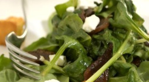Теплый салат из разноцветного мангольда с кедровыми орешками, чесноком и фетой