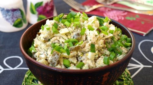 Салат с индейкой и шампиньонами со сметанно-горчичной заправкой