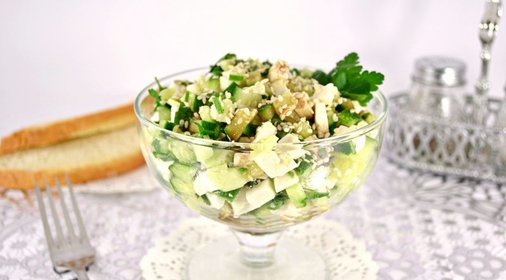 Салат из свежих огурцов с брынзой и кунжутом