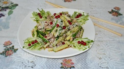 Салат с соевым соусом и огурцами