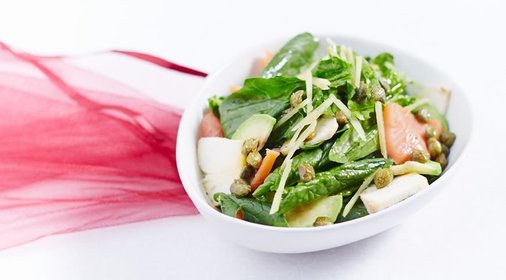 Салат из осетрины и лосося со шпинатом