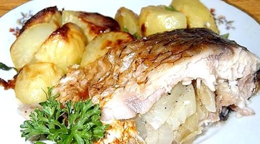 Карп, запеченный в духовке кусочками