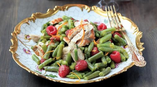 Салат из цесарки с малиной и зеленой фасолью