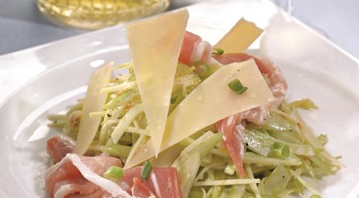 Cалат с сельдереем, окороком и пармезаном