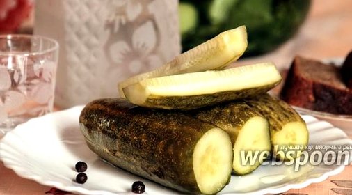 Быстрые малосольные огурцы в банке