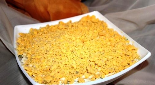 Слоеный салат с куриным филе и огурцом