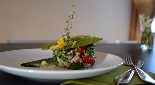 Теплый салат с копченой корейкой и шпинатом под зеленым перфорированным чипсом