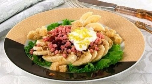 Салат с бананами и ветчиной