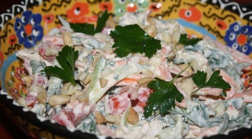 Хрустящий салат с морковью, куриной грудкой и арахисом