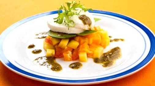 Фруктовый салат с авокадо и фисташками