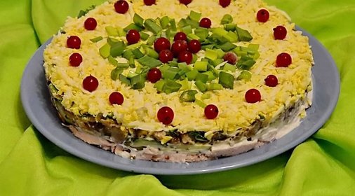 Салат Ирина с копчёной курицей и грибами