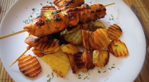 Куриные шашлычки с острым салатом из свежих овощей