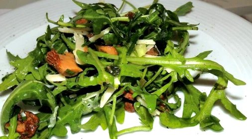 Салат с лисичками и зеленью