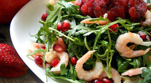 Салат с креветками, руколой, гранатом и клубнично-базиликовым сорбе