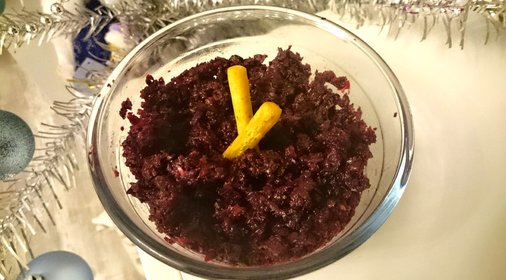 Салат из свежей свеклы с черносливом в медово-лимонной заправке