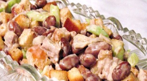 Фасолевый салат с сухариками