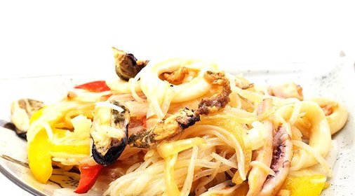 Салат с рисовой лапшой