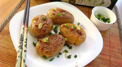Жаренный картофель с перцем и солью