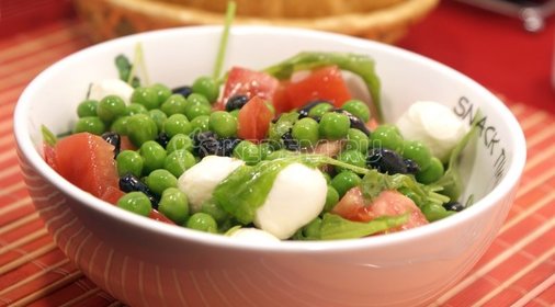 Салат с моцареллой и жимолостью