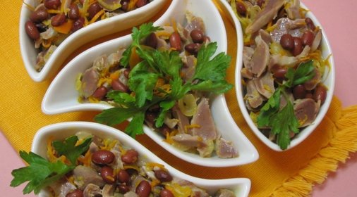Салат из куриных желудочков с фасолью