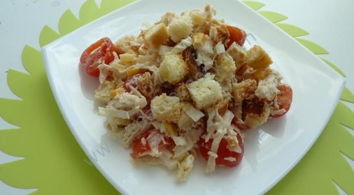 Салат с сухариками и помидорами черри
