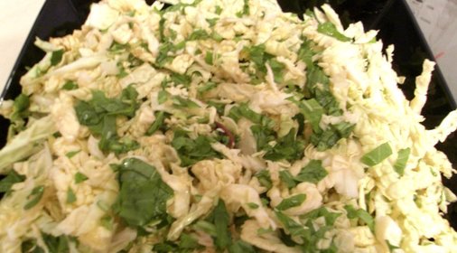 Салат из савойской капусты и рукколы