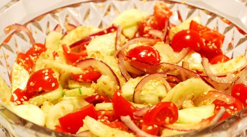 Салат с овощами и кунжутом