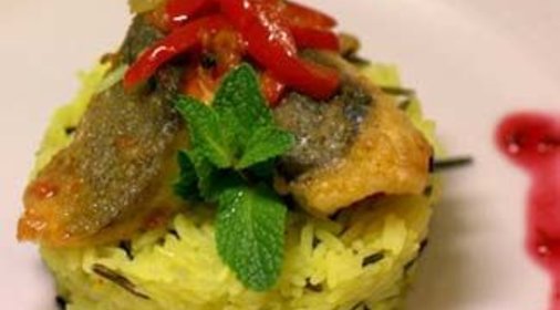Форель в кисло-сладком соусе на шафрановом рисе