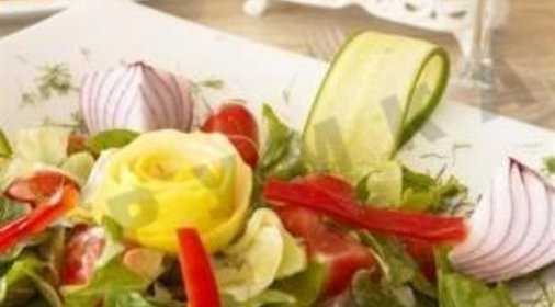Салат с креветками из перца и моркови