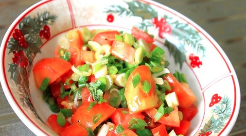 Салат из зеленого лука и помидоров