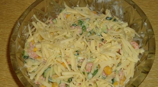 Тайский салат с креветками и кукурузой