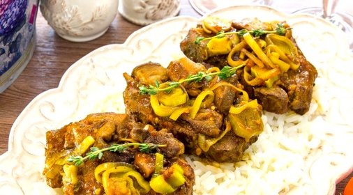 Баранина с белыми грибами и помидорами