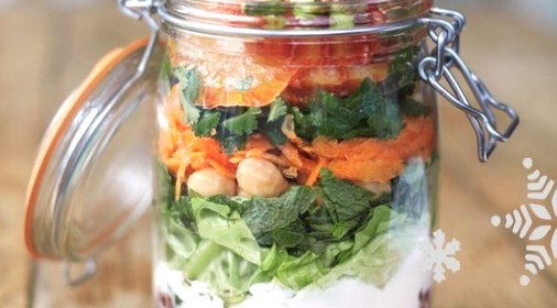 Салат из киноа и граната с индивидуальной подачей