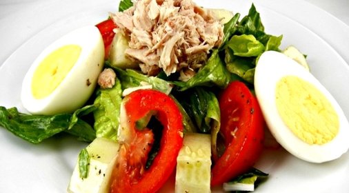 Салат с айсбергом и тунцом