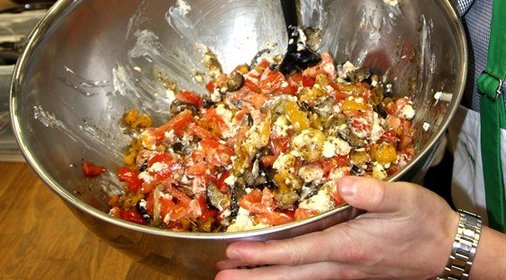 Теплый салат с баклажанами, болгарским перцем и фетой