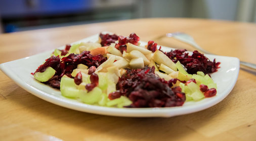 Зимний салат со свеклой и сельдереем