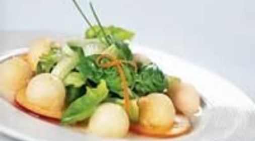 Салат из огурца, дыни и персиков с имбирной заправкой